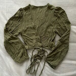 WRINKLED WRAP TOP IN GREEN